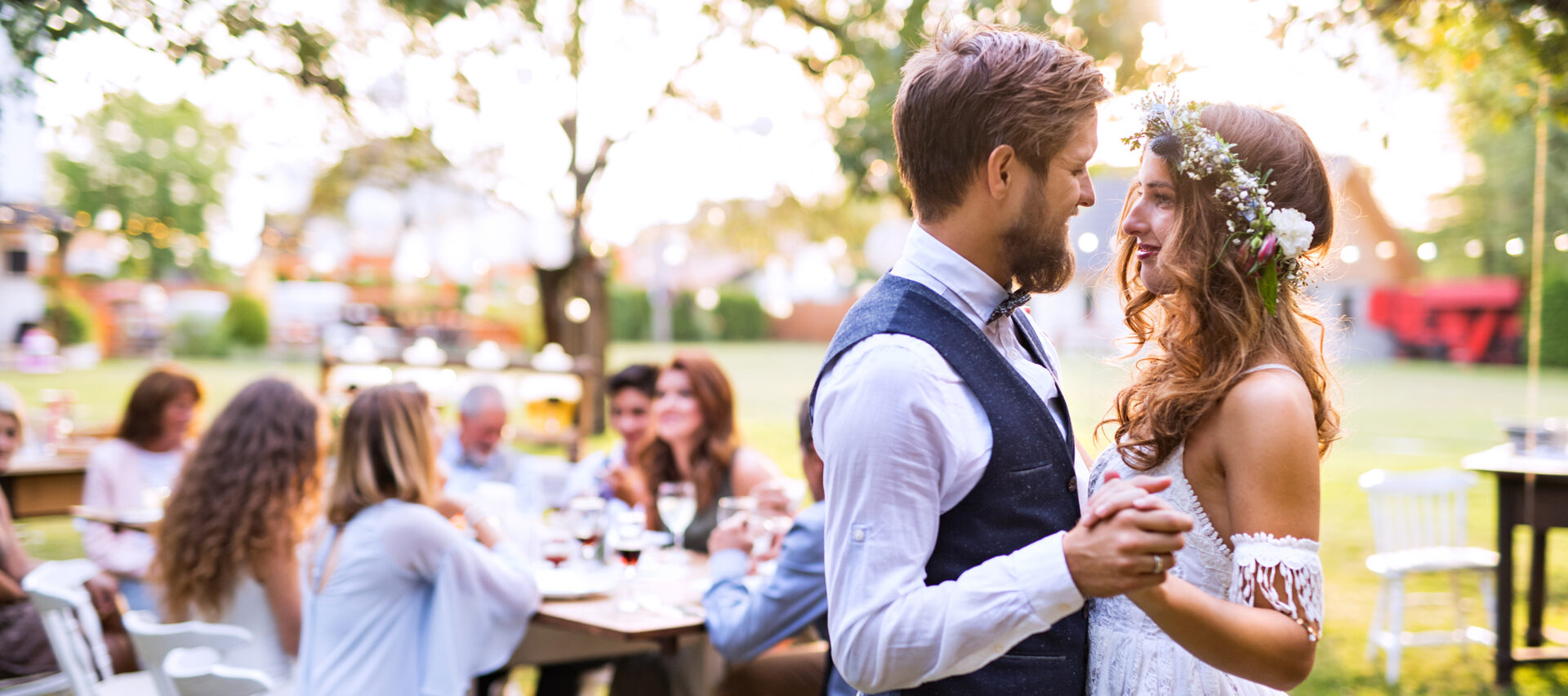 bride-and-groom-dancing-at-wedding-reception-outside-in-the-backyard