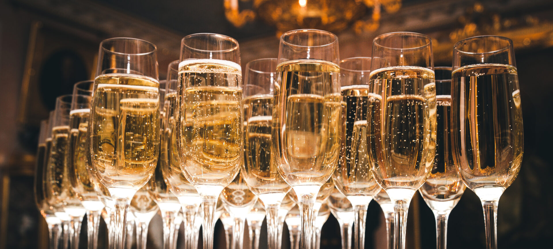 a-lot-of-glasses-of-champagne-in-a-luxurious-atmosphere-stylish-toned-photo-secular-reception-new-year-wedding